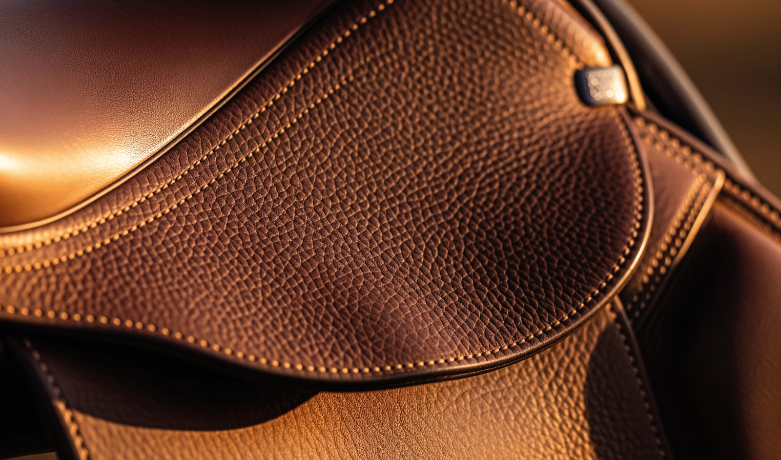 LISS Leather Care Set productfoto op een leren zadel